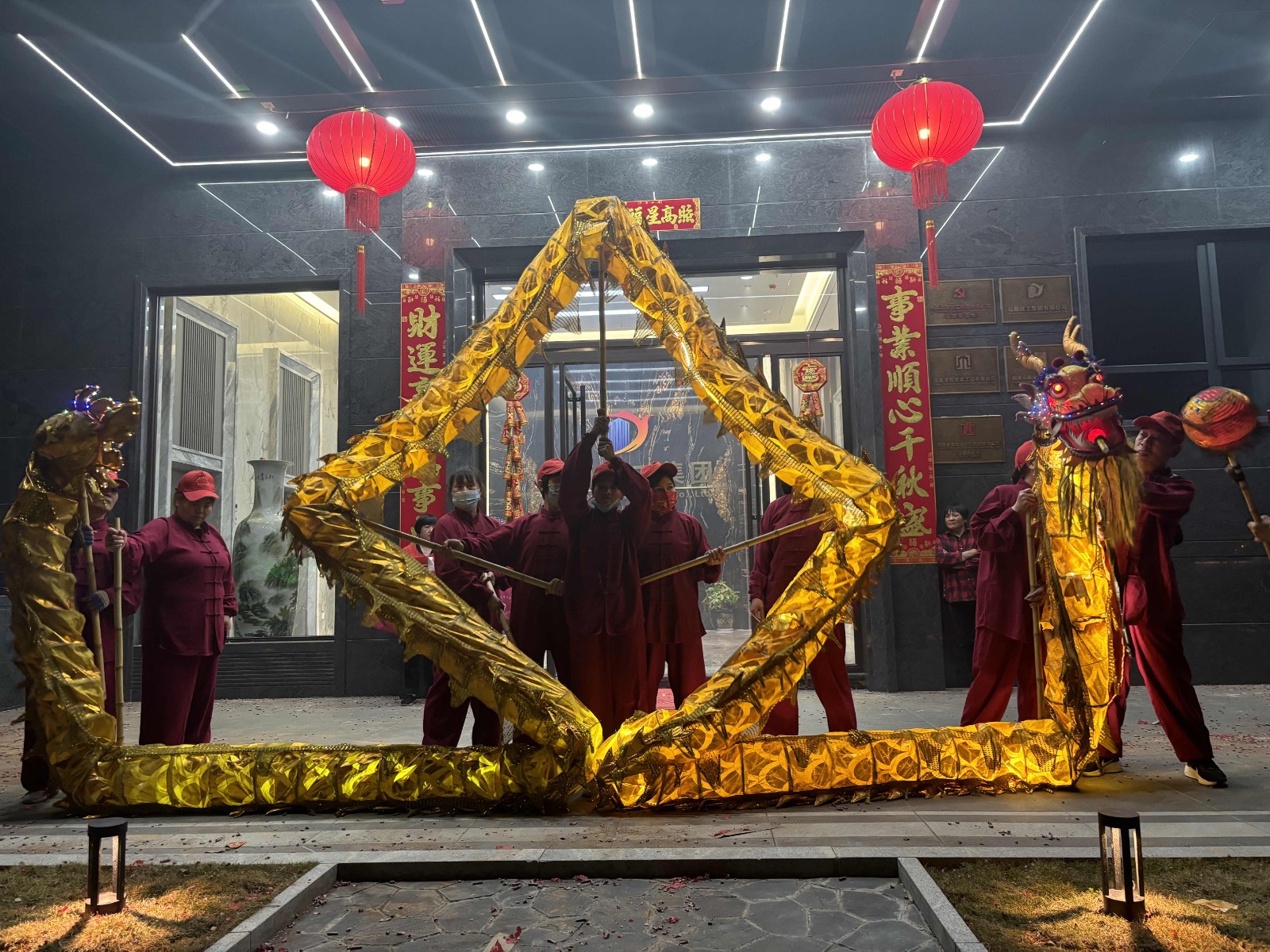 龍舞翩翩，瑞氣盈門(mén)！