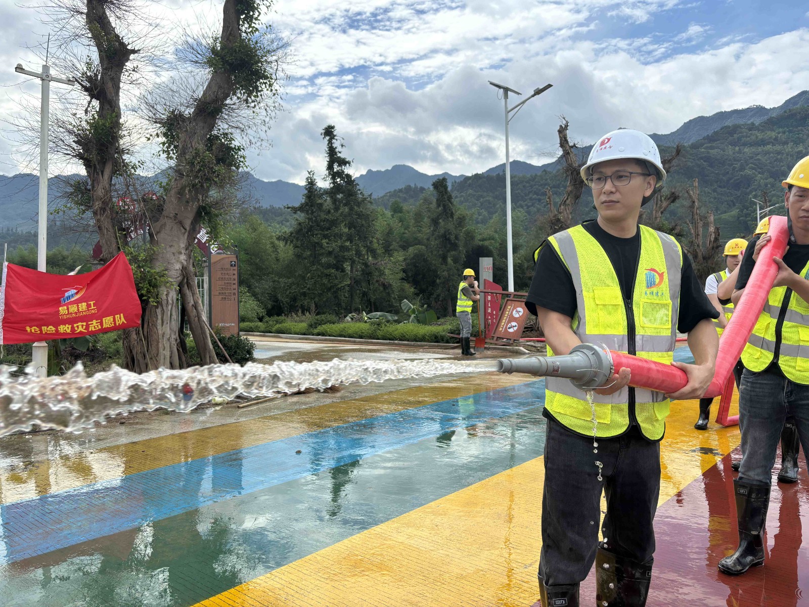 易順建工集團(tuán)有限公司總經(jīng)理李晉恒率領(lǐng)廣東子公司、廈門分公司負(fù)責(zé)人馳援梅口埠 助力災(zāi)后淤泥垃圾清理工作