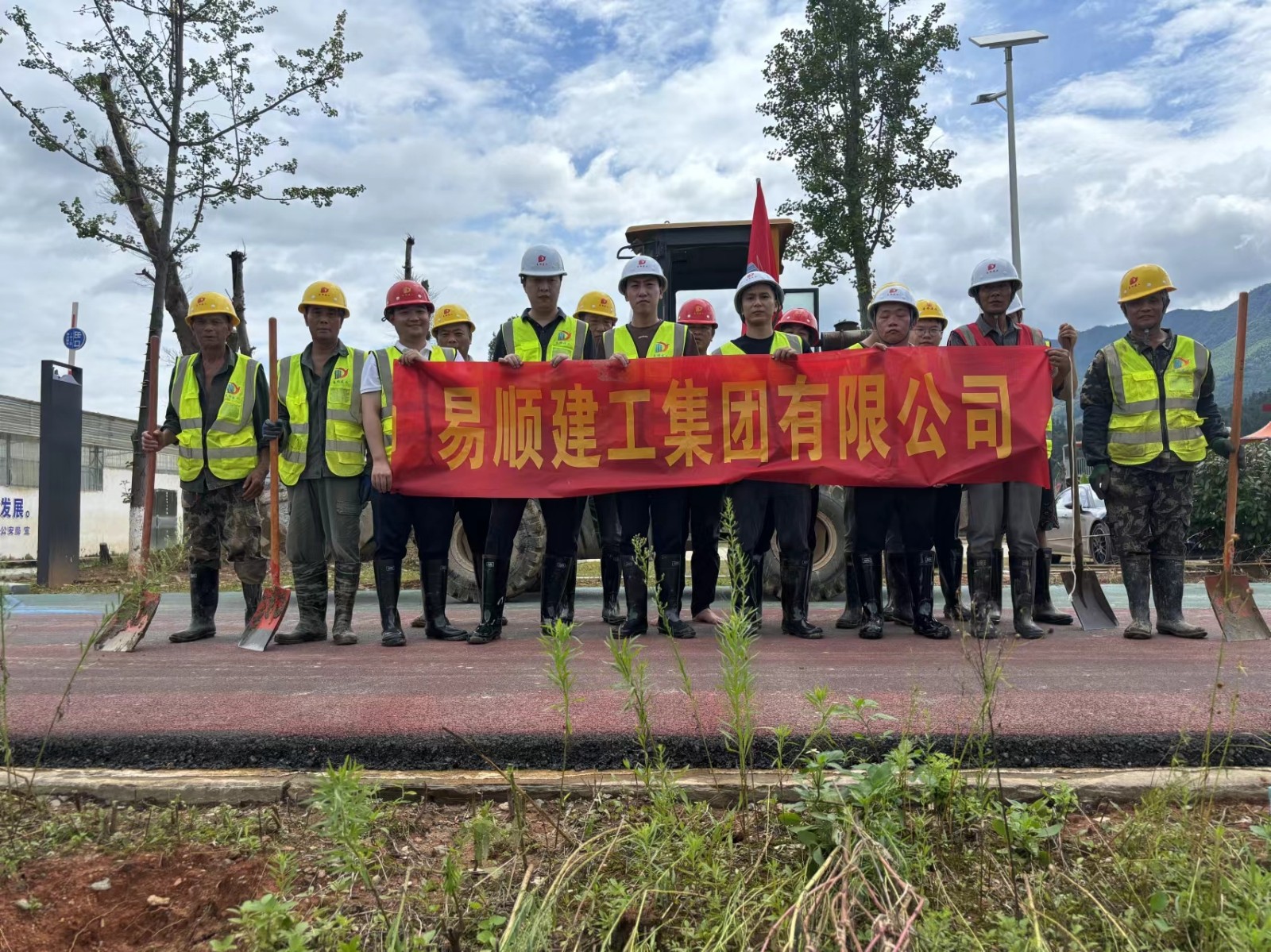易順建工集團(tuán)有限公司總經(jīng)理李晉恒率領(lǐng)廣東子公司、廈門分公司負(fù)責(zé)人馳援梅口埠 助力災(zāi)后淤泥垃圾清理工作